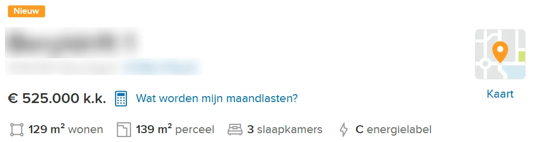 Funda, kop van een woningpagina met het oranje label Nieuw, de vraagprijs van 525.000 euro kosten koper, 129 vierkante meter wonen, 139 vierkante meter perceel, 3 slaapkamers en energielabel C. Adres onscherp gemaakt.